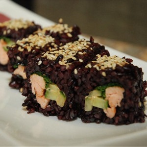 Sushi din orez negru, o bară de rulouri de sushi