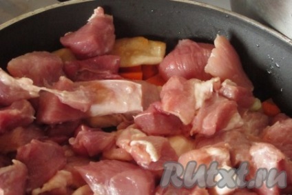 Carne de porc coaptă cu vinete și ardei - pregătim pas cu pas cu fotografie