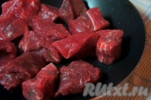 Carne de porc coaptă cu vinete și ardei - pregătim pas cu pas cu fotografie