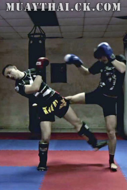 Thai boksz órák - kemény lyukasztás láb után ragasztás, thai-box, Muay Thai, önvédelem