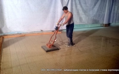 Montarea plăcilor de pavaj pe un amestec uscat de beton nisip m150