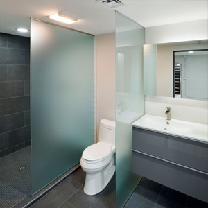 Tipuri și fotografii de partiții din plexiglas interior, glisante, duș, pentru baie și birou