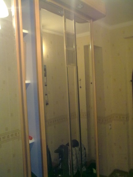 Înlocuirea oglinzii sparte în compartimentul dulapului, înlocuirea oglinzii în ușa dulapului, înlocuirea oglinzii în dulap