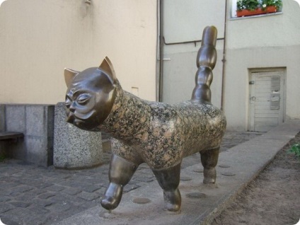 Și pisicile au monumente)
