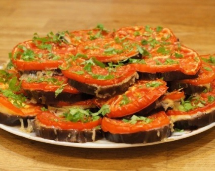 Prăjiturile vinete umplute cu usturoi cu roșii, morcovi, brânză, verdețuri
