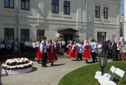 Fehér virág „- egy ünnep a jó cselekedetek