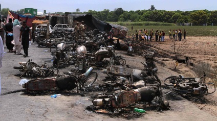 Több mint 140 ember halt meg a robbanásban az üzemanyag tartályos Pakisztán, fotók