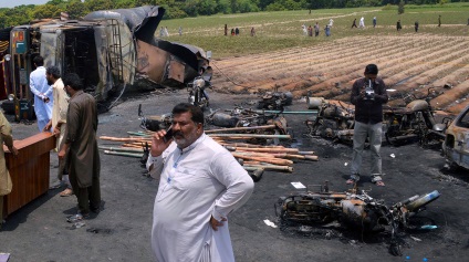 Több mint 140 ember halt meg a robbanásban az üzemanyag tartályos Pakisztán, fotók