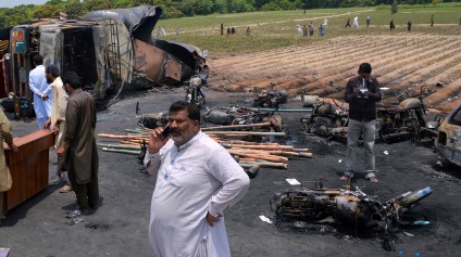 Mai mult de 140 de persoane au fost ucise într-o explozie petrolier din Pakistan, foto