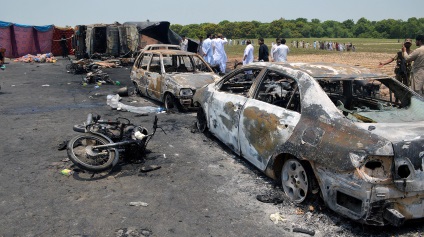 Mai mult de 140 de persoane au fost ucise într-o explozie petrolier din Pakistan, foto