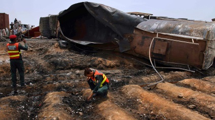 Mai mult de 140 de persoane au fost ucise într-o explozie petrolier din Pakistan, foto