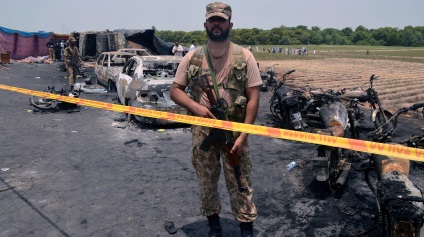 Mai mult de 140 de persoane au fost ucise într-o explozie petrolier din Pakistan, foto