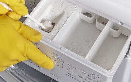 Curățați tava de pulbere din mașina de spălat