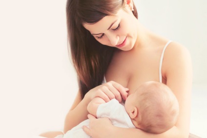 Cât timp să alimentați nou-născutului laptele matern