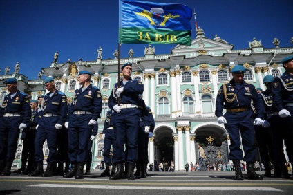 Airborne ден в Санкт Петербург, без провокация, с фонтани и дини - новини на Санкт Петербург - обществеността