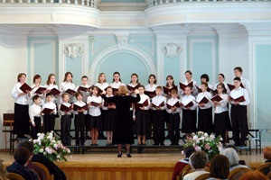 Copiii cântă în corul bisericii