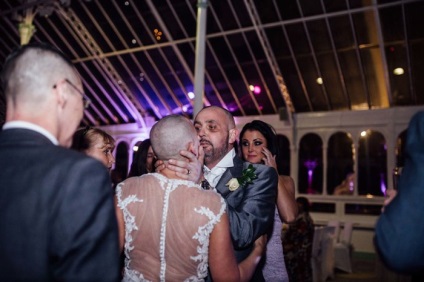 Azt borotvált nalyso közvetlenül az esküvőjén jeléül a szeretet férje, egy rákos beteg - Infománia