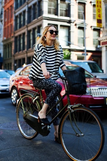 A lány a volán mögé, mint a ruha a biciklizés (fotó)