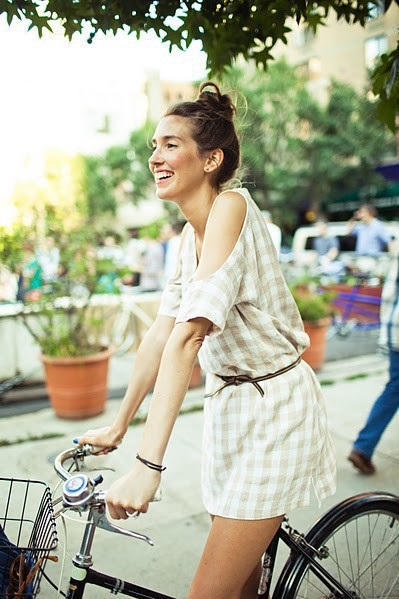 Fata din spatele roții cum să se îmbrace pe un tur biciclete (foto)