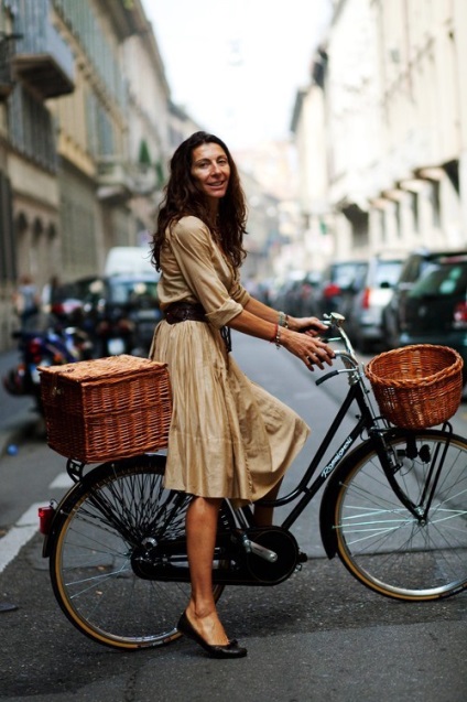 Fata din spatele roții cum să se îmbrace pe un tur biciclete (foto)