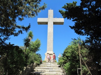 Muntele Filerimos din Rodos fotografie a mănăstirii, cruce