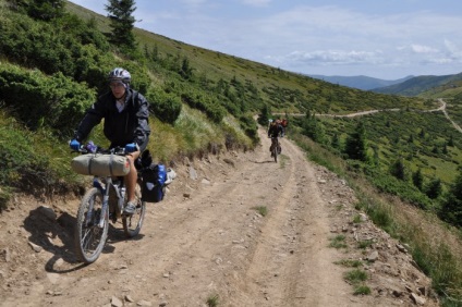 Călătorie cu bicicleta pe munte