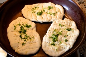 Indiai lapos torta naan fotókkal