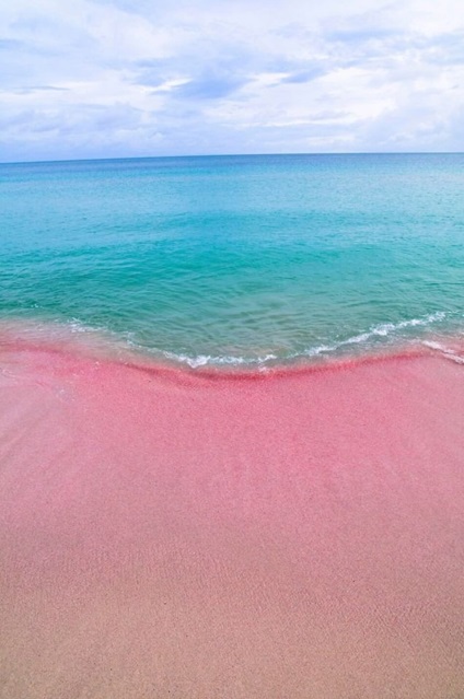 Uimitor! 8 plaje cu cele mai neobișnuite culori