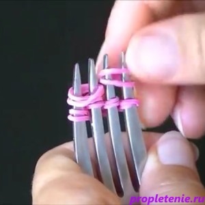 Как да тъкат Baubles на дъвка на пръстите на ръцете и вилица