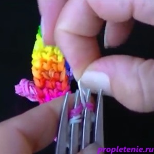 Как да тъкат Baubles на дъвка на пръстите на ръцете и вилица