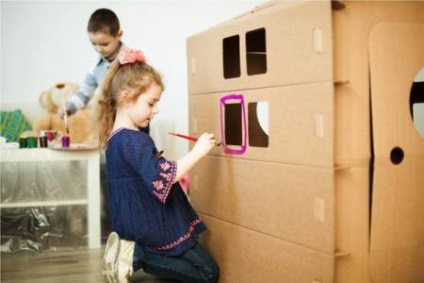 Cum de a construi o casă de carton pentru un copil - ciudat