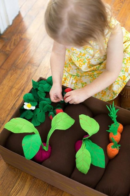 Cum de a face o jucărie pentru copii în curs de dezvoltare de la simțit de propriile mâini