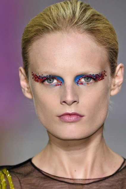Cum se face un make-up neobișnuit cu cristale