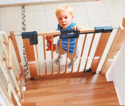 Hogyan védi a babát essen le a lépcsőn a házban