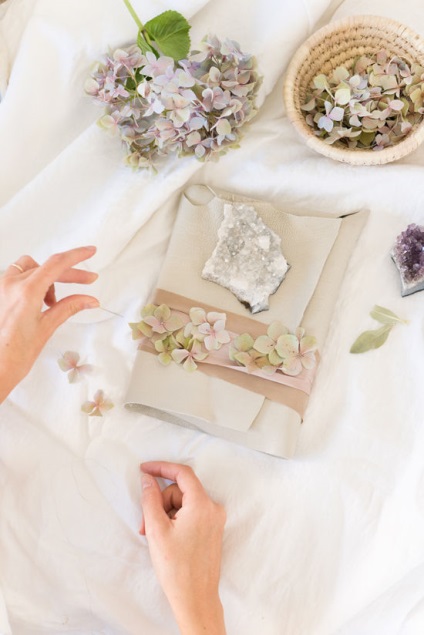 Cum să împachetezi și să decorezi o cârpă de cadou de anul nou, piele, flori naturale și pietre prețioase