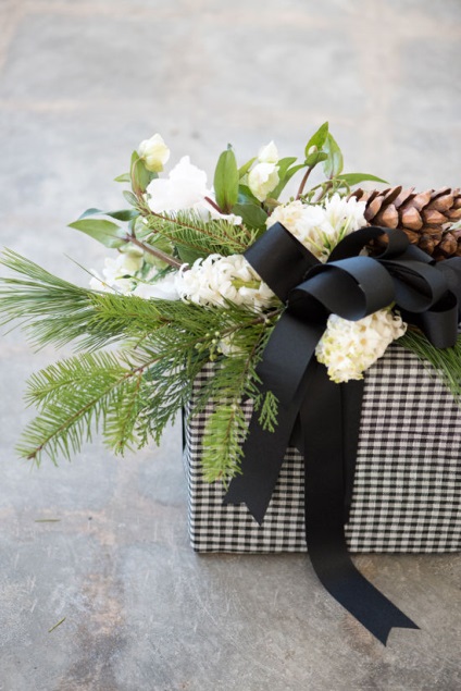 Hogyan csomag, és díszítse a karácsonyi ajándék ruhával, bőr, friss virág, és drágaköveket