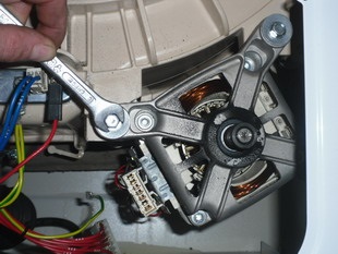 Cum să înlocuiți motorul cu perii al unei mașini de spălat, să nu funcționați defectuos și să reparați mașinile de spălat cu mașina proprie