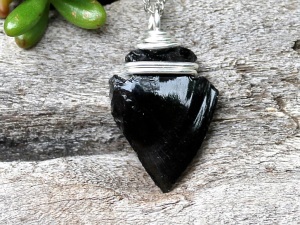 Obsidian de piatră prin semnul zodiacului, proprietăți, care este potrivit