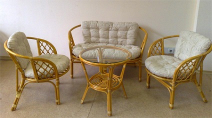 Un set de mobilier din răchită pentru restul de bahama (bahama) 01-17 (masă, canapea și două fotolii) culorile sunt diferite