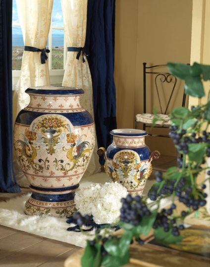 Vase frumoase de porțelan în decor interior, podea și de masă pentru plasarea florilor și