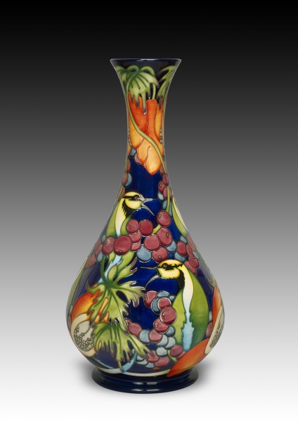 Gyönyörű porcelán vázák belsejében, padlói és asztali dísz a színek és az elhelyezés
