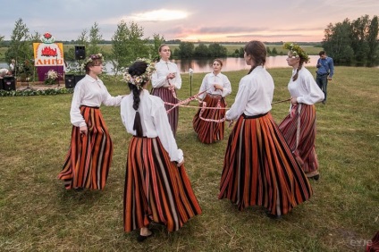 Ligo - lett nemzeti ünnep lábánál az Urál-hegység