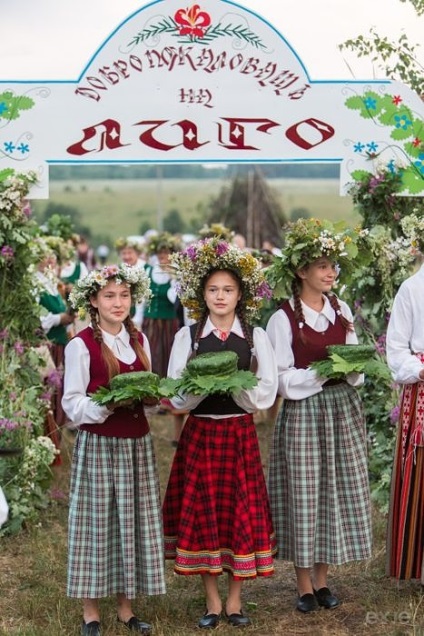 Ligo - lett nemzeti ünnep lábánál az Urál-hegység