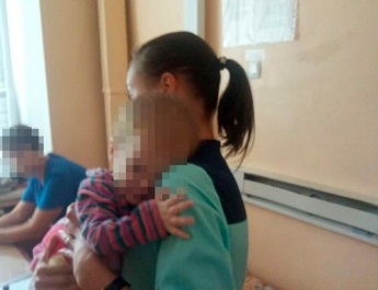 Mama a lăsat copilul ei de un an în spital