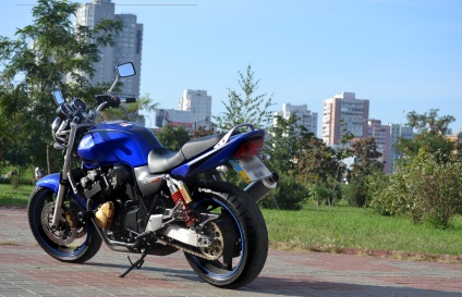 Pe pasul de mai sus sau pe hornetul honda cb600f după honda cb400