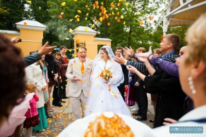 Őszi romantikus esküvői szőke blondes mögött a kerék és alexey