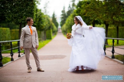 Őszi romantika esküvői Ludmila szőke a volán mögé, és Alexei