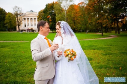 Őszi romantika esküvői Ludmila szőke a volán mögé, és Alexei