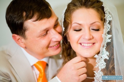 Őszi romantika esküvői Ludmila szőke a volán mögé, és Alexei