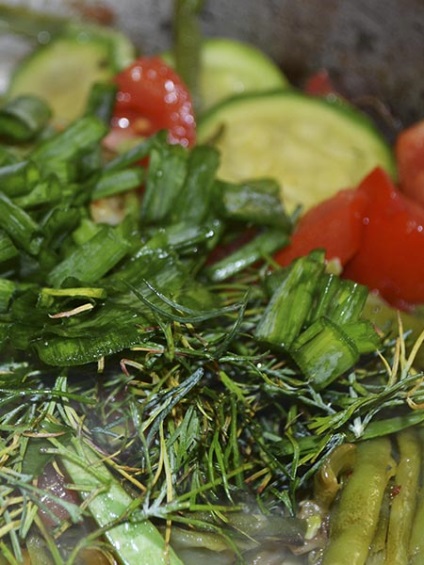 Zöldség pörkölt paradicsommal, cukkini és zöldbab - egyszerűen főzni